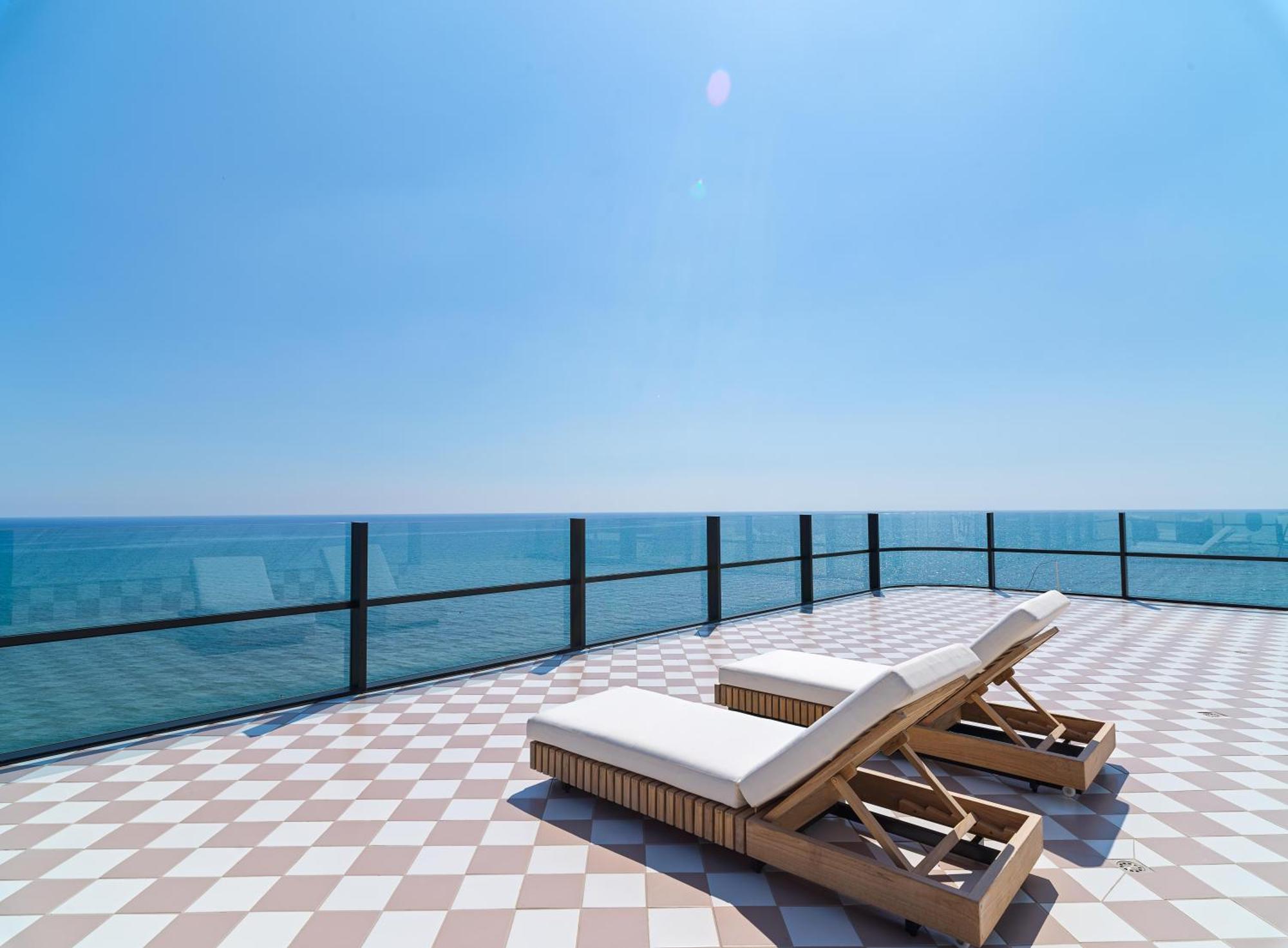 Liv Mackenzie Beach Suites Larnaca Adults Only Dış mekan fotoğraf
